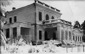 Zimowe zdjęcie pałacyku w Majątku Skarbiec.